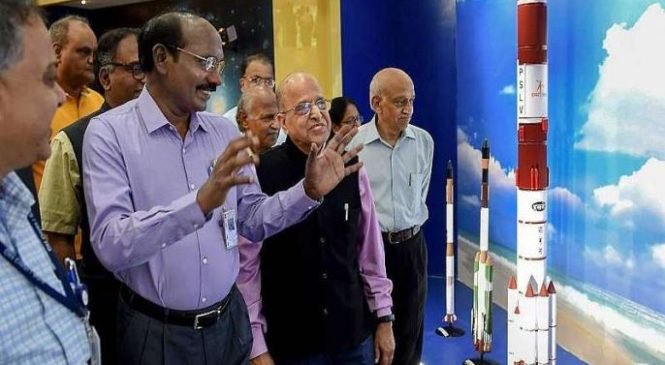 बक्षिसाऐवजी शिक्षा -‘चांद्रयान २’ साठी झटणार्या इस्त्रोतील शास्त्रज्ञांचा पगार सरकारने कापला